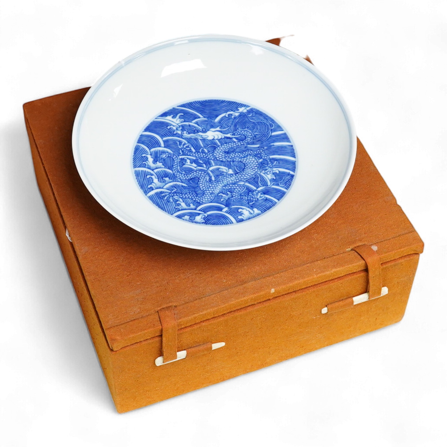 A Chinese blue and white ‘dragon’ dish in fitted box, 17cm diameter